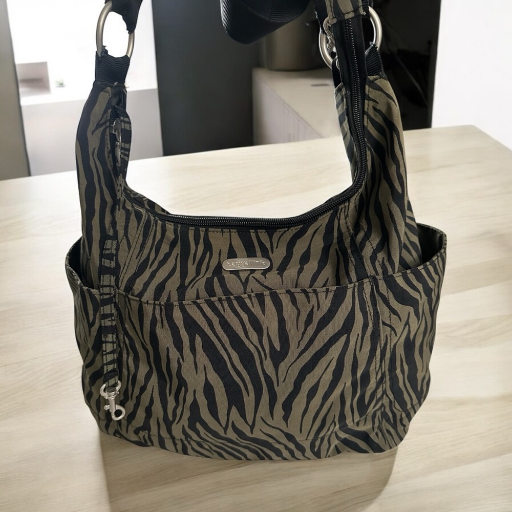Baggallini‎ large Hobo Crossbody/Shoulder Bag Animal Print Nylon